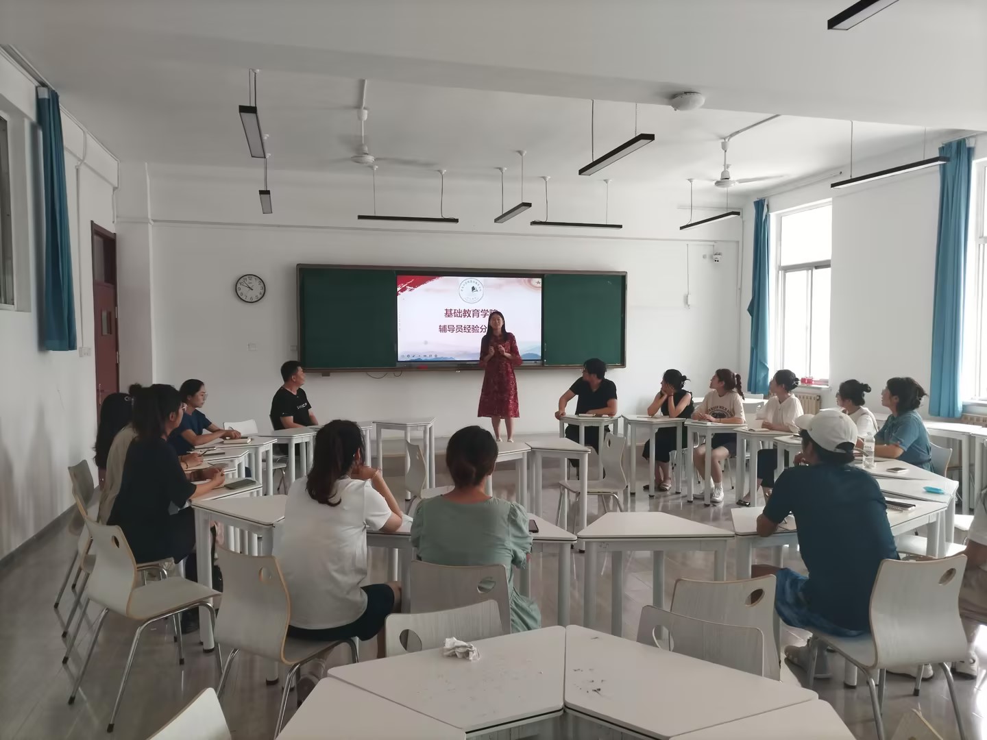 威廉希尔足球官方网站组织召开辅导员工作经验分享会