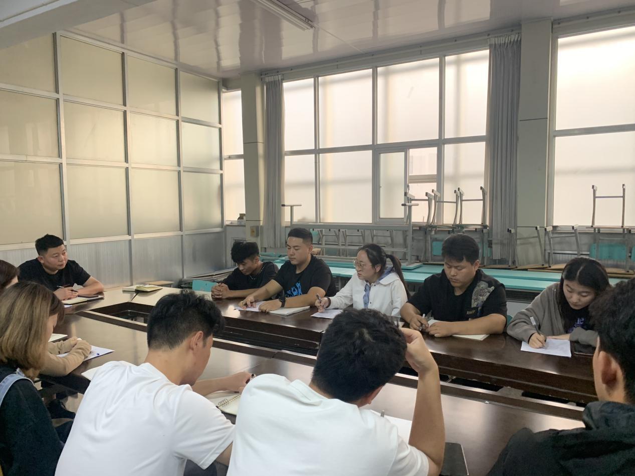 “我为员工办实事”——威廉希尔足球官方网站组织召开新生学长座谈会